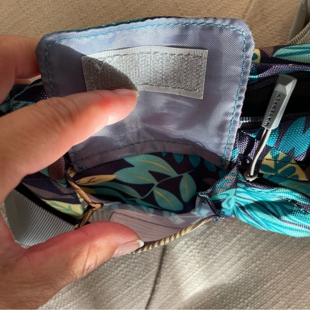 WATERFLY Lightweight Water Resistant Fanny Pack 1L Green - Picture 7 of 10